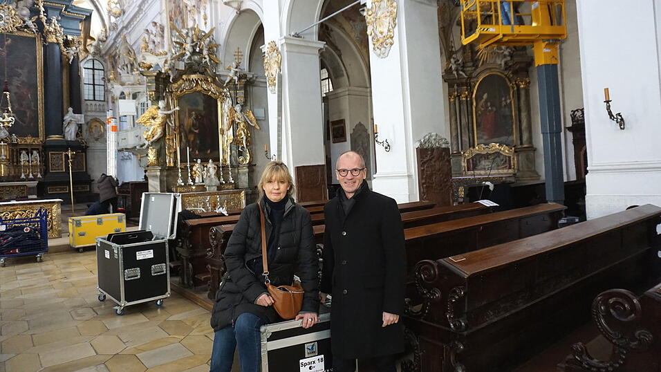 Pfarrer Roman Gerl freut sich, dass das ZDF bereits zum dritten Mal die Messe aus St. Emmeram &uuml;bertr&auml;gt.