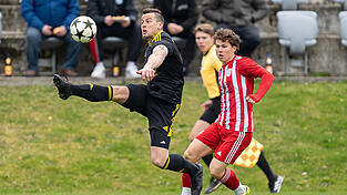 Simbachs Kapit&auml;n Florian Wiese (in schwarz) trieb &bdquo;sein&ldquo; Team immer wieder an, dennoch musste es mit der letzten Aktion der Partie den Ausgleichstreffer hinnehmen.