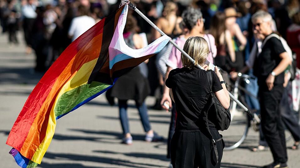 Der Dyke* March, die Demo für lesbische Sichtbarkeit, findet jährlich vor dem CSD in Berlin statt. Der Dyke* March, die Demo für lesbische Sichtbarkeit, findet jährlich vor dem CSD in Berlin statt.