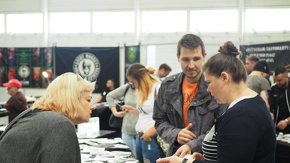 Rund 40 Aussteller und etwa 90 Tattoo-Künstler sind auf der Tattoo Convention in Straubing vertreten. Rund 40 Aussteller und etwa 90 Tattoo-Künstler sind auf der Tattoo Convention in Straubing vertreten.
