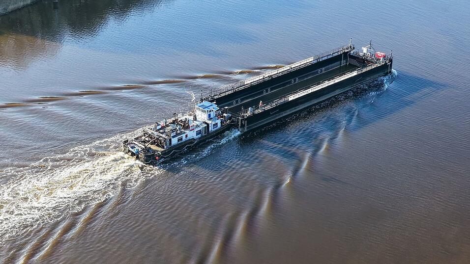 Der für den Transport des Buckelwals vor Poel gedachte Lastkahn passiert den Nord-Ostsee-Kanal. Der für den Transport des Buckelwals vor Poel gedachte Lastkahn passiert den Nord-Ostsee-Kanal.