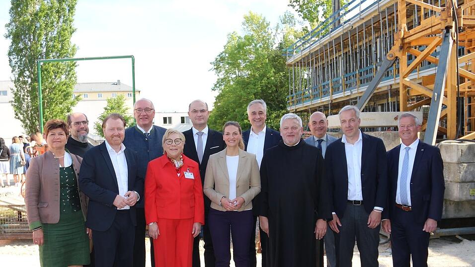 Mit den Verantwortlichen des Krankenhauses Barmherzige Brüder Regensburg und des Ordens freuten sich auch zahlreiche Gäste aus der Politik über die Grundsteinlegung. Mit den Verantwortlichen des Krankenhauses Barmherzige Brüder Regensburg und des Ordens freuten sich auch zahlreiche Gäste aus der Politik über die Grundsteinlegung.