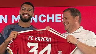 Neuzugang Saibari (l) und Sportvorstand Eberl zeigen das Bayern-Trikot mit der Nummer 34. Neuzugang Saibari (l) und Sportvorstand Eberl zeigen das Bayern-Trikot mit der Nummer 34.