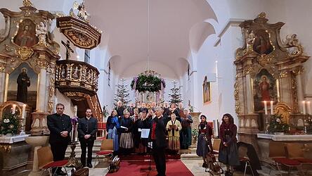Der Andachtsjodler wurde von der Harmonika Musi (v.l.), dem Chor der Heimatpflege, den Kirchberger S&auml;ngerinnen und den Zuh&ouml;rern gesungen.
