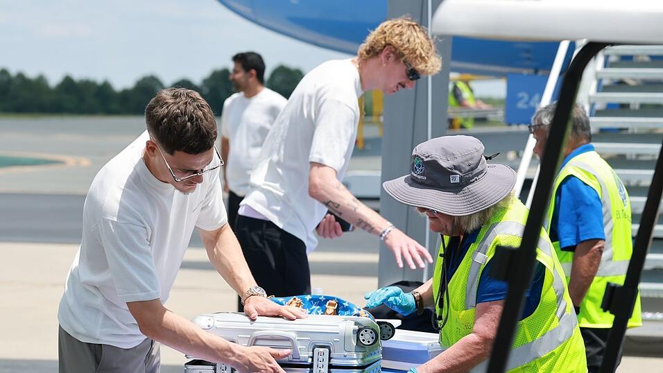Florian Wirtz und Nick Woltemade beim Security-Check vor dem WM-Flug. Florian Wirtz und Nick Woltemade beim Security-Check vor dem WM-Flug.
