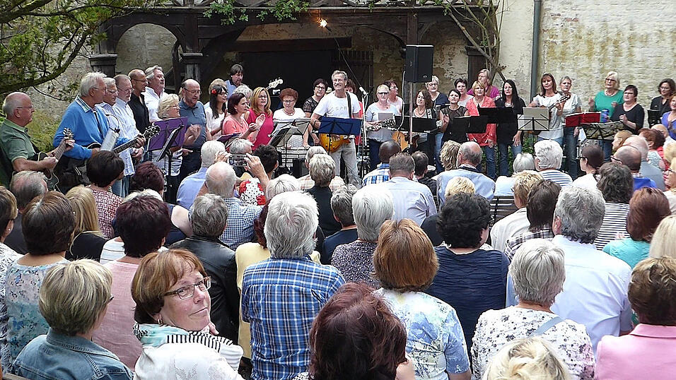 An die Auftritte im Bernauer-Garten, wie hier im Jahr 2017, erinnert sich Werner Lokotsch (Mitte) am liebsten zurück.