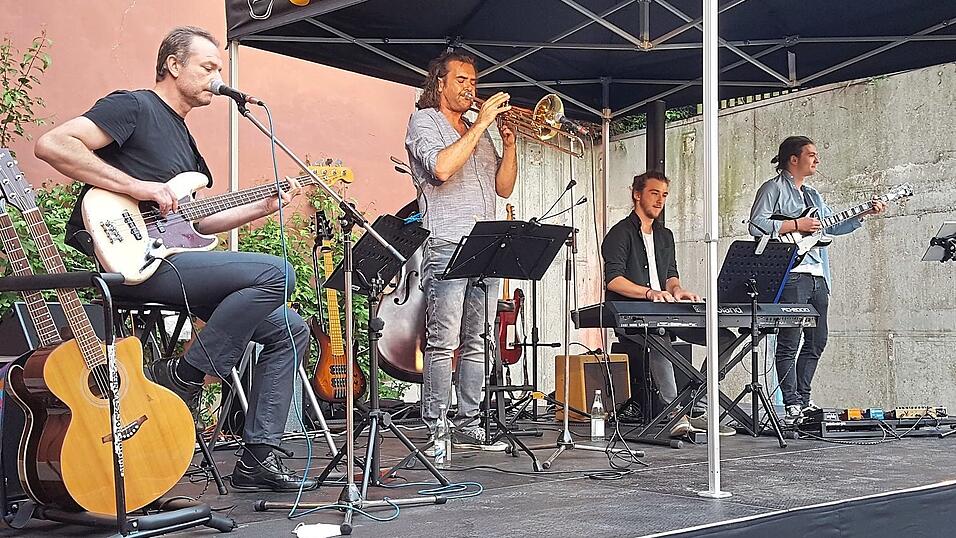 Die Formation 'J.E.T.-TRIO meets Thomas Fischer' begeisterte die Besucher mit hervorragender Jazz-, Funky- und Popmusik. Die Formation 'J.E.T.-TRIO meets Thomas Fischer' begeisterte die Besucher mit hervorragender Jazz-, Funky- und Popmusik.