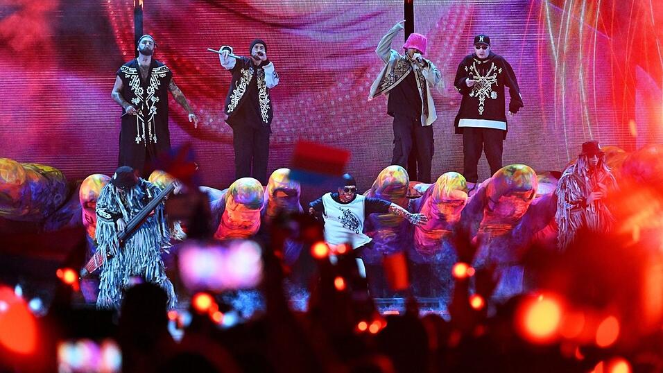 Die Vorjahressieger Kalush Orchestra aus der Ukraine heizen mit ihrem Siegersong 'Stefania' das Publikum in Liverpool auf. Die Vorjahressieger Kalush Orchestra aus der Ukraine heizen mit ihrem Siegersong 'Stefania' das Publikum in Liverpool auf.