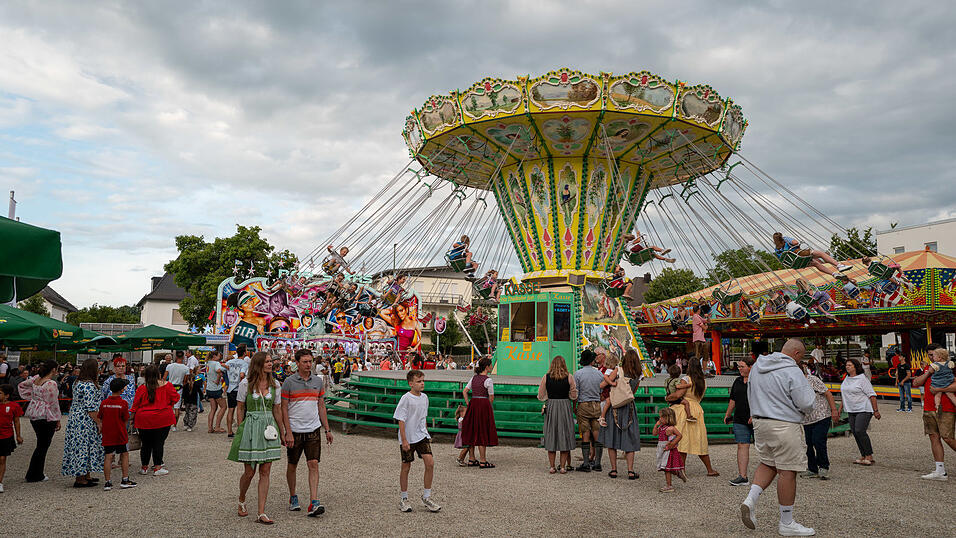 Jubiläums-Volksfest in Vilsbiburg: Während bei Essen und Trinken die Preiskurven aufgrund verschiedener und vor allem äußerer Umstände nach oben zeigen, können die Betreiber von Fahrgeschäften ihre Preise teils noch auf dem Niveau von vor fünf Jahren halten. Jubiläums-Volksfest in Vilsbiburg: Während bei Essen und Trinken die Preiskurven aufgrund verschiedener und vor allem äußerer Umstände nach oben zeigen, können die Betreiber von Fahrgeschäften ihre Preise teils noch auf dem Niveau von vor fünf Jahren halten.
