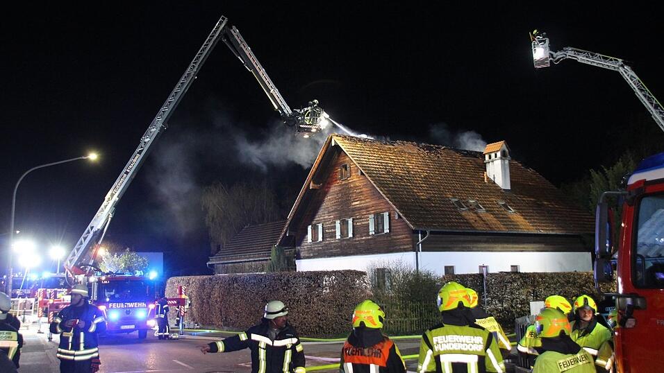 Ein Großaufgebot der Feuerwehr war im Einsatz. Ein Großaufgebot der Feuerwehr war im Einsatz.