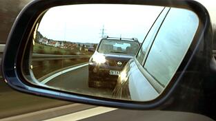 Der Fahrer konnte auch nach dem Verfolgen einer Ölspur nicht ausfindig gemacht werden. (Symbolbild) Der Fahrer konnte auch nach dem Verfolgen einer Ölspur nicht ausfindig gemacht werden. (Symbolbild)