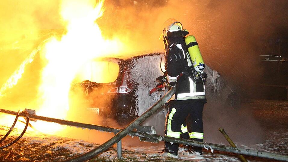 Bei Unfällen und Bränden sind Feuerwehr und Rettungsdienste sofort zur Stelle, alarmiert durch die Integrierte Leitstelle. Bei Unfällen und Bränden sind Feuerwehr und Rettungsdienste sofort zur Stelle, alarmiert durch die Integrierte Leitstelle.