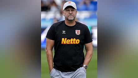 Jahn-Trainer Sascha Hildmann ist derzeit nicht zu beneiden: Zu den drei Niederlagen in Folge kommen noch erhebliche Personalsorgen.