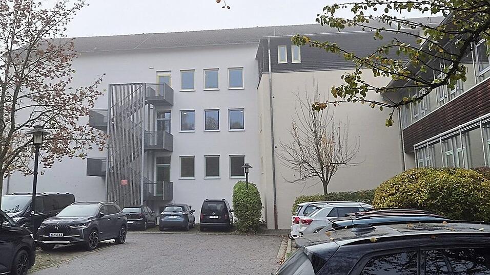 An den r&uuml;ckw&auml;rtigen Geb&auml;udetrakt mit der Fluchttreppe wird die Mittagsbetreuung an der Grundschule angedockt. Daf&uuml;r m&uuml;ssen die Lehrerparkpl&auml;tze weichen. Auch eine umfangreiche Sanierung der Schule steht im Raum.