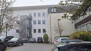 An den r&uuml;ckw&auml;rtigen Geb&auml;udetrakt mit der Fluchttreppe wird die Mittagsbetreuung an der Grundschule angedockt. Daf&uuml;r m&uuml;ssen die Lehrerparkpl&auml;tze weichen. Auch eine umfangreiche Sanierung der Schule steht im Raum.