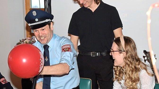 Die 'Saalwette': Luftballons auf dem Stuhl aufpumpen. Die 'Saalwette': Luftballons auf dem Stuhl aufpumpen.
