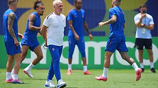 Didier Deschamps sieht Spanien als Favoriten f&uuml;r das Duell im Halbfinale.