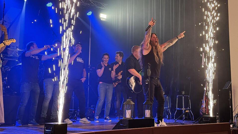 Marco Schober gab auf der Bühne alles. Auch die tollen Sound- und Lichteffekte begeisterten die Zuschauer in der Stadthalle. Marco Schober gab auf der Bühne alles. Auch die tollen Sound- und Lichteffekte begeisterten die Zuschauer in der Stadthalle.