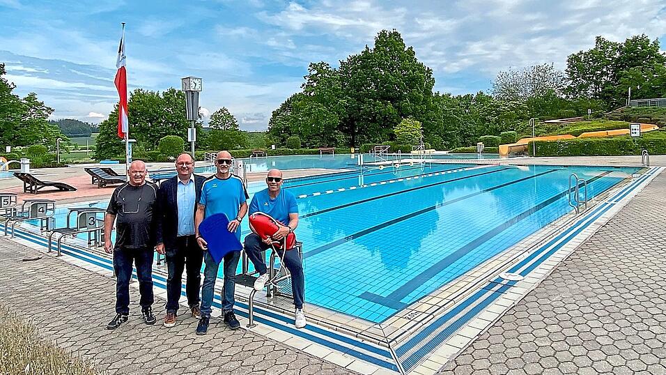 Chef-Kassier Werner Schmitzer, Bürgermeister Herbert Lichtinger, Rettungsschwimmer Markus Müller als neues Mitglied im Team der Badaufsicht sowie Bademeister Martin Schmidt (von links) hoffen auf eine möglichst reibungslos verlaufende letzte Saison im Freibad „Laberrutsch´n“, bevor das Bad für die anstehende Generalsanierung nächstes Jahr geschlossen bleibt. Chef-Kassier Werner Schmitzer, Bürgermeister Herbert Lichtinger, Rettungsschwimmer Markus Müller als neues Mitglied im Team der Badaufsicht sowie Bademeister Martin Schmidt (von links) hoffen auf eine möglichst reibungslos verlaufende letzte Saison im Freibad „Laberrutsch´n“, bevor das Bad für die anstehende Generalsanierung nächstes Jahr geschlossen bleibt.