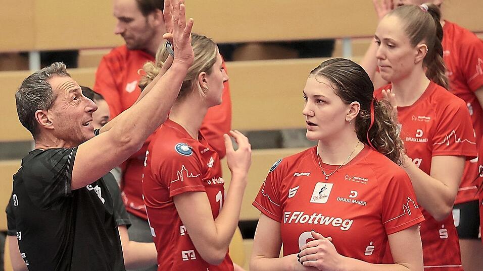 Aufmerksame Zuh&ouml;rerin: Raben Cheftrainer Guillermo Gallardo gibt seiner Diagonalangreiferin Annie Hatch (rechts) noch ein paar Tipps - speziell zur Blockarbeit. In der &bdquo;Abteilung Attacke&ldquo; punktet die 25 Jahre alte und 1,85 Meter gro&szlig;e US-Amerikanerin regelm&auml;&szlig;ig zweistellig.