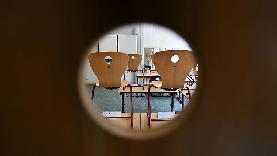 Nach dem Abbruch einer Projektwoche an einer Oberschule in der s&auml;chsischen Lausitz ermittelt die Polizei, ob im Klassenzimmer strafbare pornografische Inhalte gezeigt wurden. (Symbolbild)