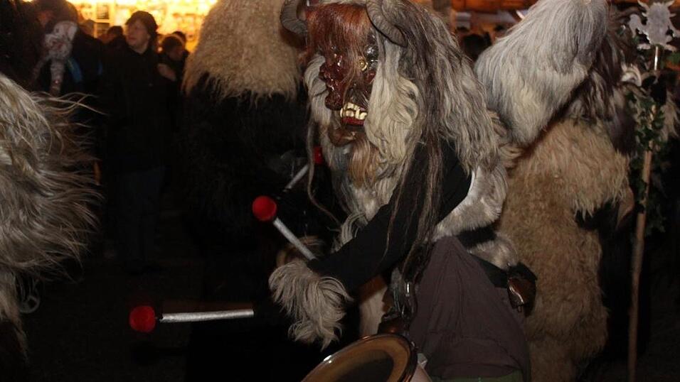 Die Perchtengruppe 'Frisinger Fratz'n' trat am Mittwochabend auf dem Landshuter Christkindlmarkt auf. Die Perchtengruppe 'Frisinger Fratz'n' trat am Mittwochabend auf dem Landshuter Christkindlmarkt auf.