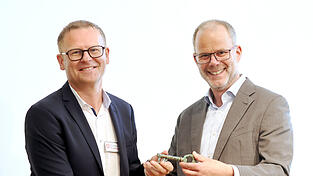 Markus Schmitz (rechts), Vorsitzender der Gesch&auml;ftsf&uuml;hrung der Regionaldirektion Bayern, &uuml;berreicht Matthias Dengler im Rahmen der Feierstunde symbolisch den Schl&uuml;ssel zur Agentur f&uuml;r Arbeit Landshut-Pfarrkirchen.
