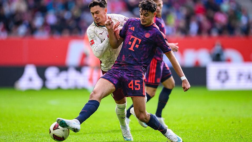 Die Augsburger um Fabian Rieder (l) verlangen den Bayern-Stars wieder alles ab. Die Augsburger um Fabian Rieder (l) verlangen den Bayern-Stars wieder alles ab.