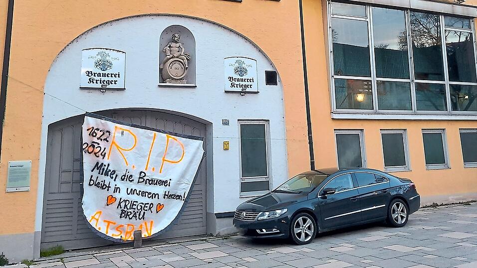 Jemand hat ein Banner an das Tor der Brauerei gehängt. Jemand hat ein Banner an das Tor der Brauerei gehängt.