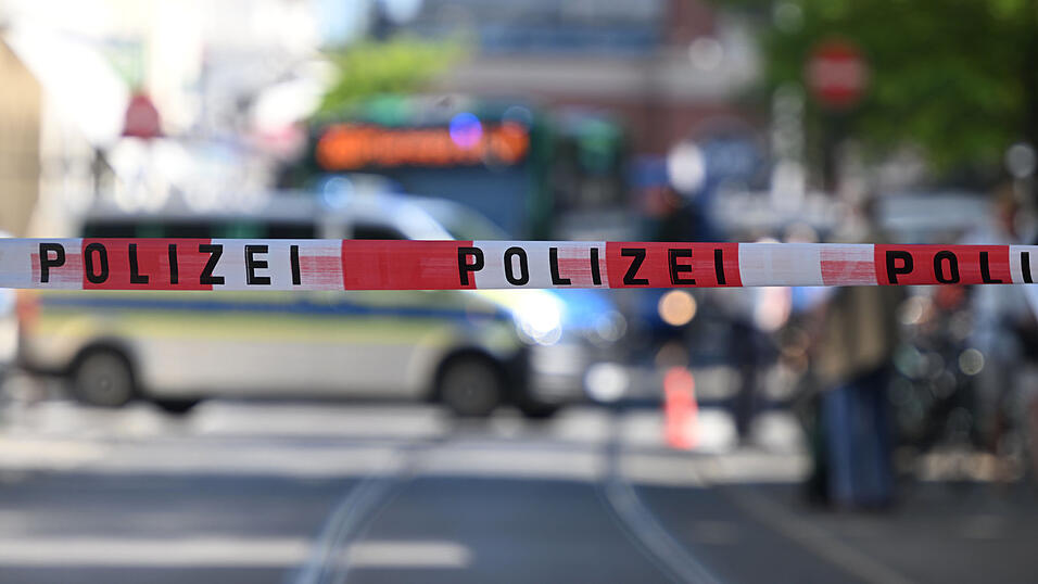 Ein Flatterband der Kriminalpolizei sperrt einen Tatort ab. Ermittlungsergebnisse der Polizei k&ouml;nnen schwerwiegende Folgen haben.