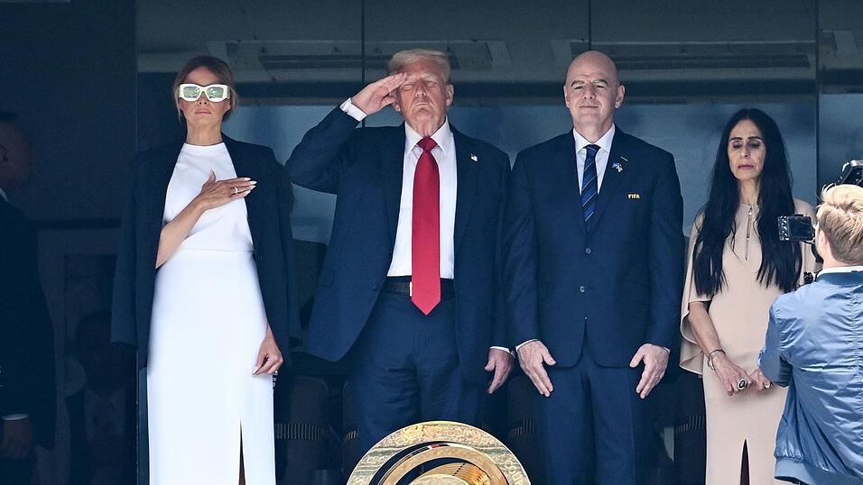 US-Präsident Donald Trump und First Lady Melania Trump beim Abspielen der Nationalhymne vor dem Finale. Rechts FIFA-Präsident Gianni Infantino.