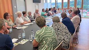 Landrat Ronny Raith (vorne) gemeinsam mit Kreisseniorenbeauftragter Belinda Stangl und Doris Werner vom Regionalmanagement Ehrenamtsförderung tauschten sich mit den kommunalen Seniorenbeauftragten des Landkreises Regen aus. Landrat Ronny Raith (vorne) gemeinsam mit Kreisseniorenbeauftragter Belinda Stangl und Doris Werner vom Regionalmanagement Ehrenamtsförderung tauschten sich mit den kommunalen Seniorenbeauftragten des Landkreises Regen aus.