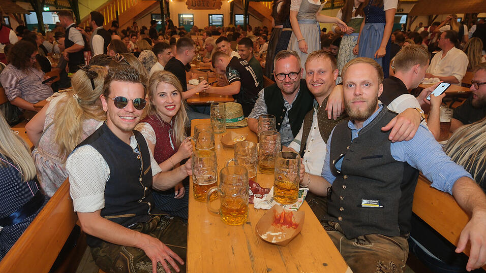 Die Partybilder vom Dienstag, 15. August 2023, aus dem Festzelt Nothaft. Die Partybilder vom Dienstag, 15. August 2023, aus dem Festzelt Nothaft.