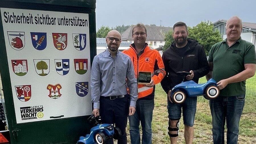 Die Vorsitzenden Gert Jablonski und Patrick Fr&uuml;hauf, Chameraus B&uuml;rgermeister Stefan Baumgartner und Bobbycar-Spender Max Altmann jun. (v.r.)