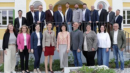 Der neue Ergoldsbacher Gemeinderat. Neben B&uuml;rgermeisterin Heike Berger (vorne Mitte) stehen die zweite B&uuml;rgermeisterin Silvia Dollinger (4. v. l.) und dritter B&uuml;rgermeister Christian Bauer (4. v. r.).