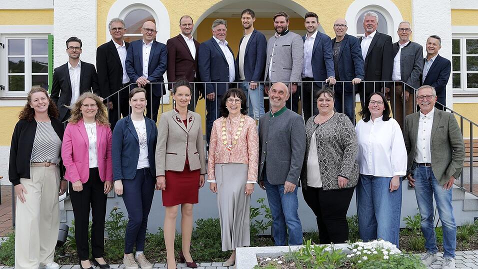 Der neue Ergoldsbacher Gemeinderat. Neben B&uuml;rgermeisterin Heike Berger (vorne Mitte) stehen die zweite B&uuml;rgermeisterin Silvia Dollinger (4. v. l.) und dritter B&uuml;rgermeister Christian Bauer (4. v. r.).