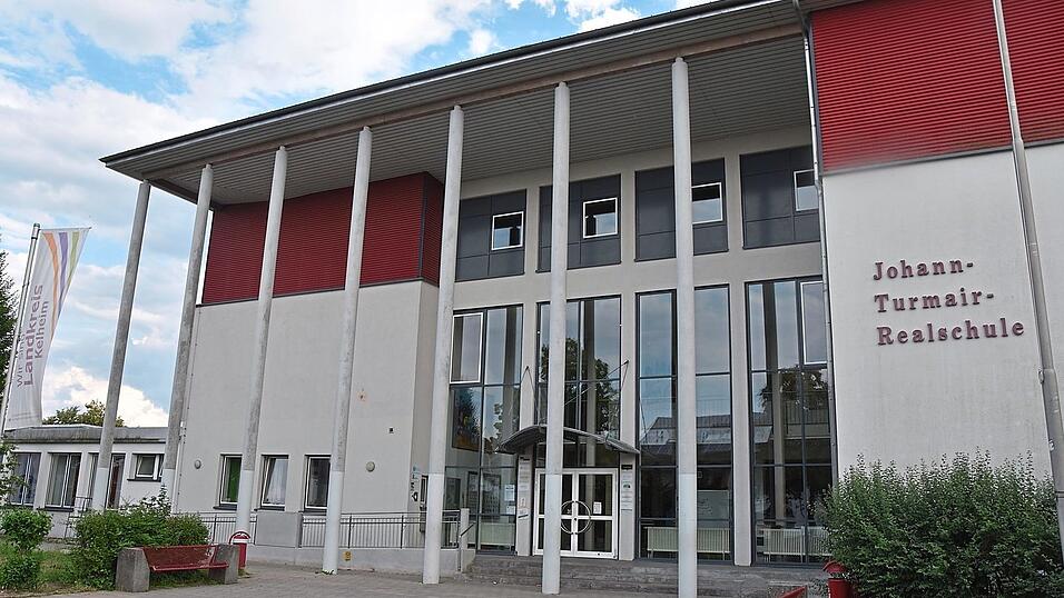 Die Johann-Turmair-Realschule in Abensberg soll saniert und vergr&ouml;&szlig;ert werden. Landrat Christian Nerb (FW) brachte aber j&uuml;ngst auch einen kompletten Neubau ins Spiel.