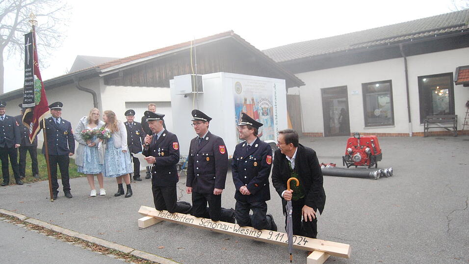 (von l.) Zweiter Vorstand Florian Stieglbauer, Vorsitzender Josef Artmann, Kommandant Stephan Schr&ouml;tter und Schirmherr Franz Wittmann fielen hier vor der Nachbarwehr Wiesing auf die Knie, um diese um ihre Partnerschaft zu bitten. Vorgetragen wird das Ganze in Versform.