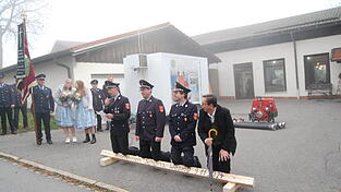 (von l.) Zweiter Vorstand Florian Stieglbauer, Vorsitzender Josef Artmann, Kommandant Stephan Schr&ouml;tter und Schirmherr Franz Wittmann fielen hier vor der Nachbarwehr Wiesing auf die Knie, um diese um ihre Partnerschaft zu bitten. Vorgetragen wird das Ganze in Versform.