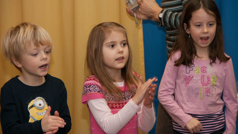 20 Kindergartenkinder des Städtischen Kindergartens in Sossau testen Anfang Januar für drei Wochen ein besonderes Projekt der Mediengruppe Straubinger Tagblatt//Landshuter Zeitung. Nach dem Zeitungsprojekt in Schulen starten die Redakteure der Jugend- und Schulredaktion das Pilotprojekt 'Zeitung im Kindergarten'. Besonderes Highlight: Zeitungsmaskottchen Paula Print. 20 Kindergartenkinder des Städtischen Kindergartens in Sossau testen Anfang Januar für drei Wochen ein besonderes Projekt der Mediengruppe Straubinger Tagblatt//Landshuter Zeitung. Nach dem Zeitungsprojekt in Schulen starten die Redakteure der Jugend- und Schulredaktion das Pilotprojekt 'Zeitung im Kindergarten'. Besonderes Highlight: Zeitungsmaskottchen Paula Print.