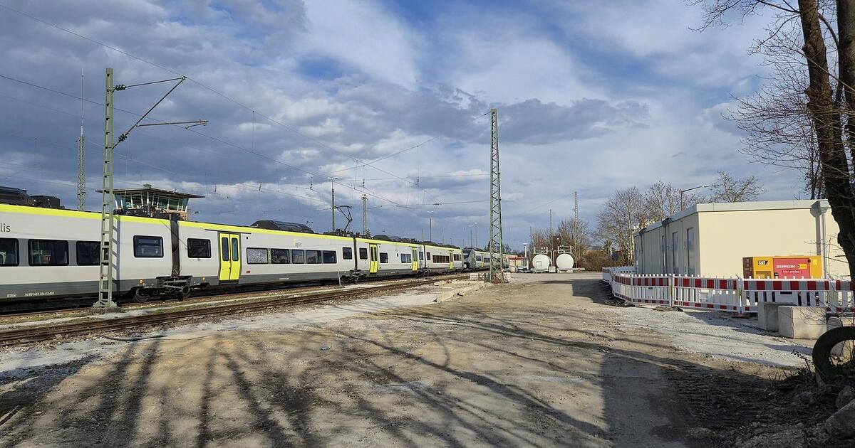 Straubing train station is getting an electronic signal box.