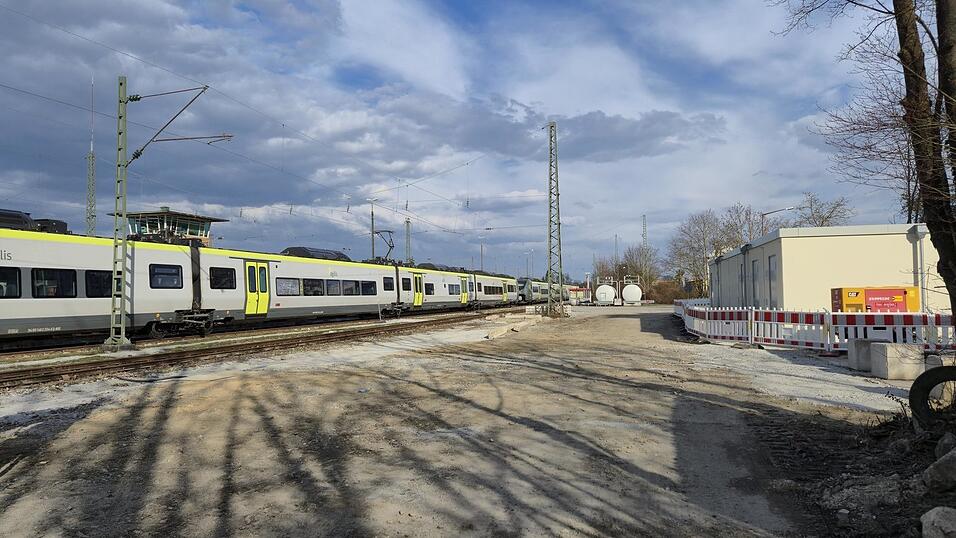 Das neue Stellwerk am Straubinger Bahnhof (rechts) wird das alte (links hinter dem parkenden Agilis-Zug) ersetzen. Die Inbetriebnahme erfolgt w&auml;hrend der Sanierungsarbeiten an der Bahnstrecke Passau-Obertraubling.