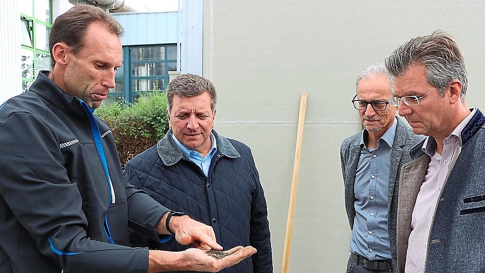 (v. li.) Betriebsleiter des ZTS-Betriebes, Stefan Schlecht, Landrat und Verbandsvorsitzender Christian Bernreiter, Werkleiter des ZTS-Betriebes in Plattling, Karl-Heinz Kellermann und zweiter Bürgermeister Hans Schmalhofer sehen sich das Ergebnis der Klärschlammtrocknung an. (v. li.) Betriebsleiter des ZTS-Betriebes, Stefan Schlecht, Landrat und Verbandsvorsitzender Christian Bernreiter, Werkleiter des ZTS-Betriebes in Plattling, Karl-Heinz Kellermann und zweiter Bürgermeister Hans Schmalhofer sehen sich das Ergebnis der Klärschlammtrocknung an.
