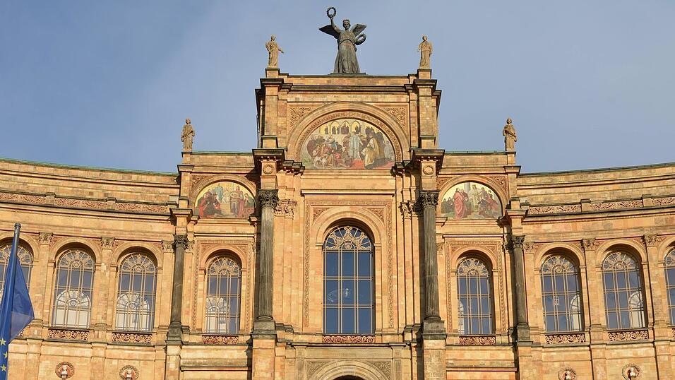 Ein Blick auf das Maximilianeum: Der parlamentarische Betrieb soll bis 2028 CO2-neutral sein. Das wünscht man sich dort zumindest. Ein Blick auf das Maximilianeum: Der parlamentarische Betrieb soll bis 2028 CO2-neutral sein. Das wünscht man sich dort zumindest.