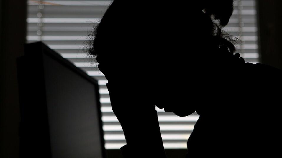 Stundenlang sitzt Natalie L. oft vor ihrem Laptop und starrt auf den leeren Bildschirm, der sich einfach nicht mit Worten füllen will. Sie fühlt sich schwach und manchmal bekommt sie sogar Magenkrämpfe. 'Wenn ich das alles nicht schaffe,dann ist alles zu Ende', denkt sie. Stundenlang sitzt Natalie L. oft vor ihrem Laptop und starrt auf den leeren Bildschirm, der sich einfach nicht mit Worten füllen will. Sie fühlt sich schwach und manchmal bekommt sie sogar Magenkrämpfe. 'Wenn ich das alles nicht schaffe,dann ist alles zu Ende', denkt sie.