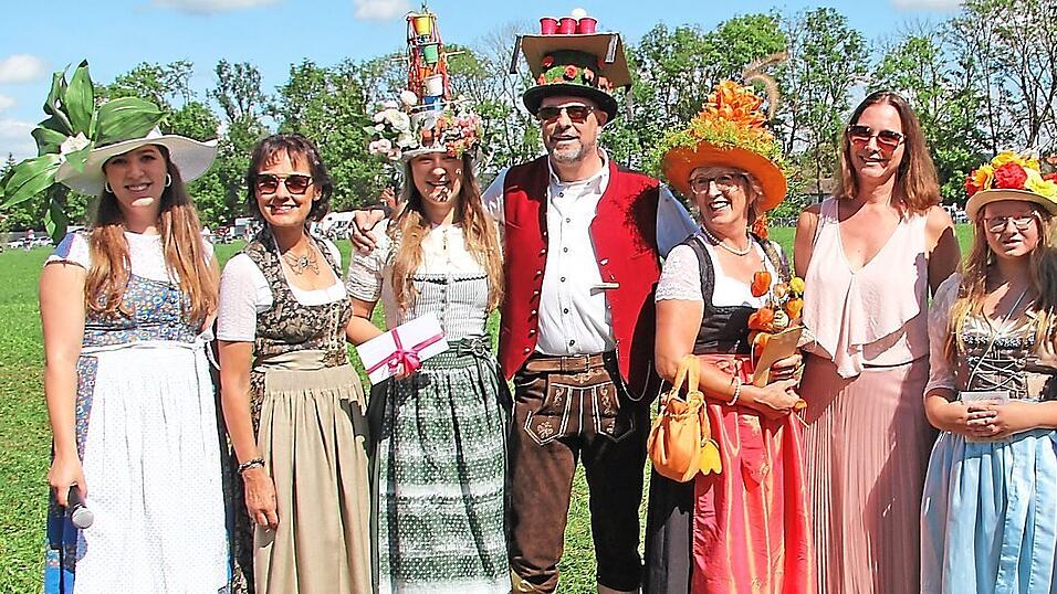 Hutpr&auml;mierung (v. l.): Organisatorin Vroni Brenninger, Sponsorin Evi Stanzel-Deffner, Lisa Brenninger, Roland Kehrer, Marlene Linz, Sponsorin Tamara Rilke, Anna Lena Osterloher und Elisabeth Neumeier.