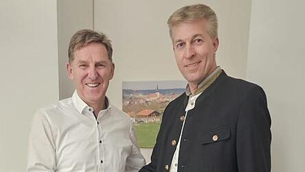 Herbert Sporrer (l.) gratuliert Anton Sporrer zum Wahlergebnis.