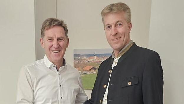 Herbert Sporrer (l.) gratuliert Anton Sporrer zum Wahlergebnis.