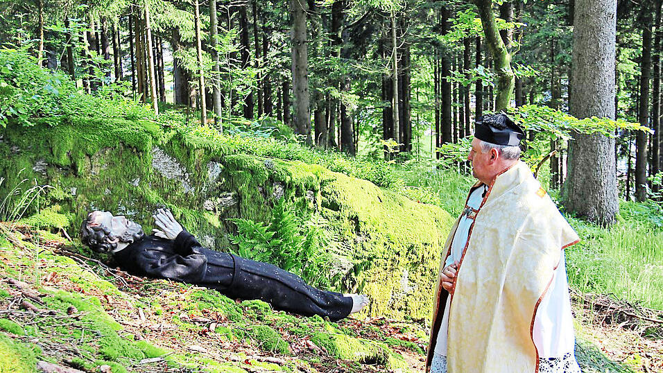 Das Englmarisuchen erinnert an den vor 926 Jahren ermordeten Ortspatron der Bayerwald-Gemeinde. Das Englmarisuchen erinnert an den vor 926 Jahren ermordeten Ortspatron der Bayerwald-Gemeinde.