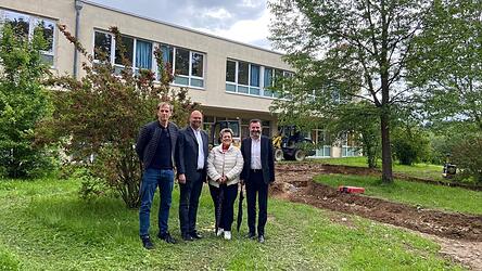 Freuen sich auf den „Garten der Stille“ an der Palliativstation (v.r.): Bürgermeister Markus Hofmann, Brigitte Ertl, Stadtpfarrer Thomas Winderl und Architekt Christof Bayer. Freuen sich auf den „Garten der Stille“ an der Palliativstation (v.r.): Bürgermeister Markus Hofmann, Brigitte Ertl, Stadtpfarrer Thomas Winderl und Architekt Christof Bayer.